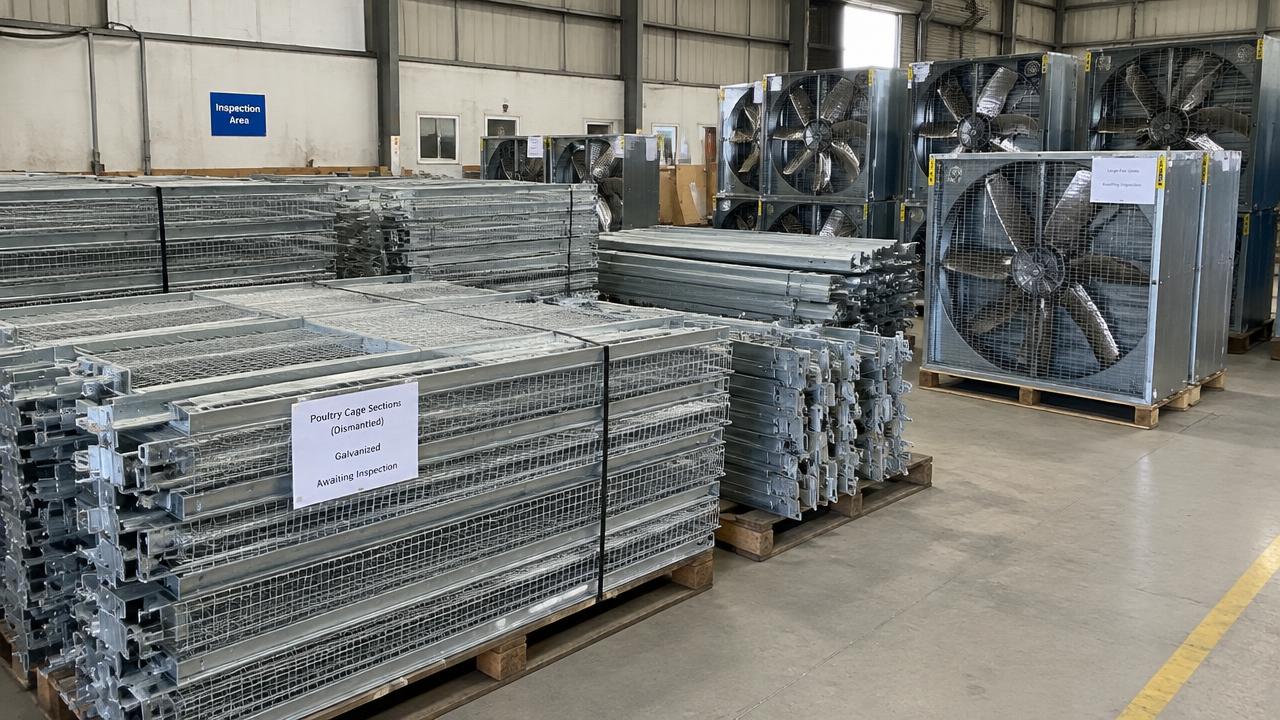 Secciones de jaulas galvanizadas desmontadas y unidades de ventilación apiladas en un almacén a la espera de inspección (imagen ilustrativa)